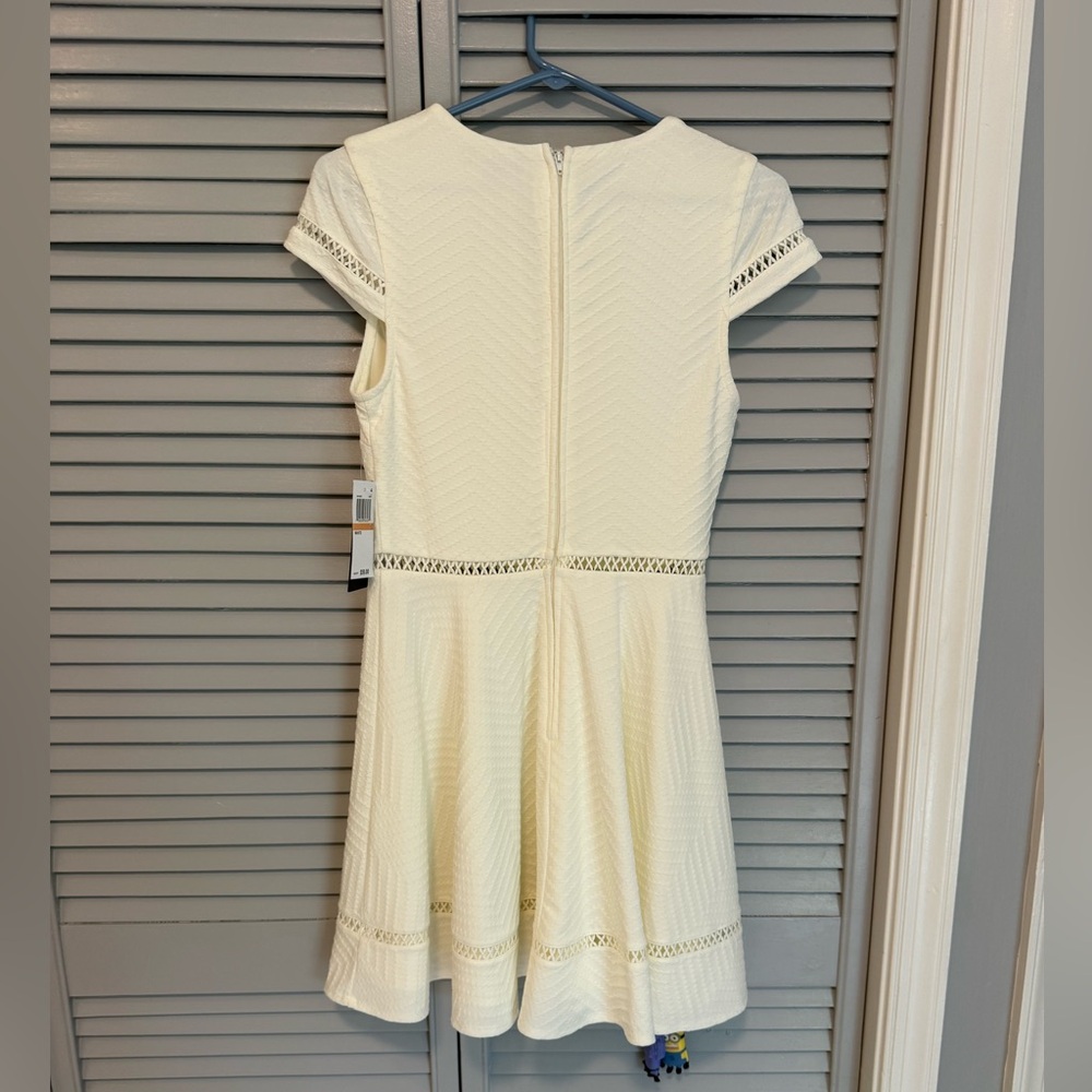 Elegant White Dress - Picture 4 of 5